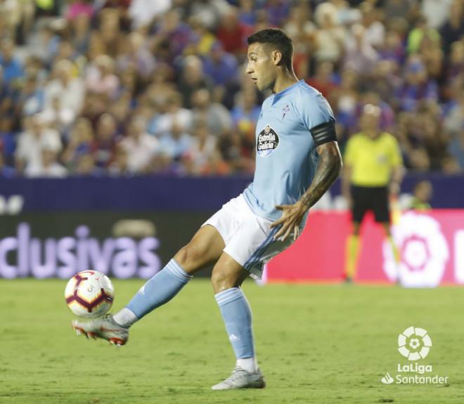 Hugo Mallo controla el esférico en el Levante-Celta (Foto: LaLiga).