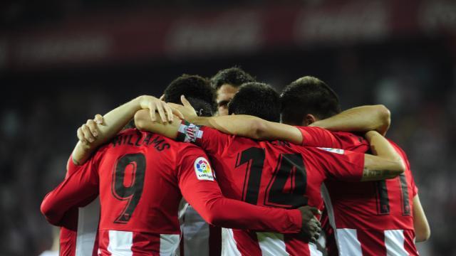 El Athletic celebra uno de sus goles ante el Huesca en San Mamés (LFP).