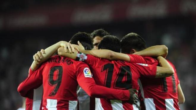 Los jugadores del Athletic celebran el 1-0 ante el Huesca.