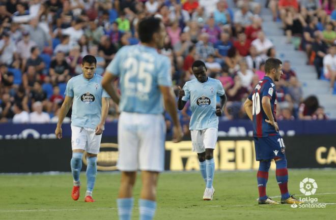 Pione Sisto celebra el primer gol.