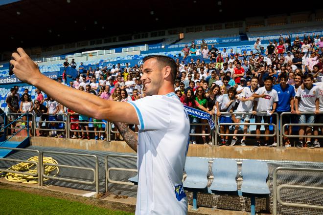 Selfie de Álvaro Vázquez en su presentación (Foto: Daniel Marzo).