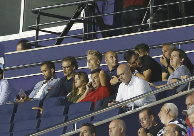 Daniel Wass observa el Levante-Celta desde el palco del Ciutat. (Foto: David González)