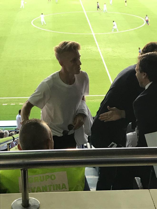 Daniel Wass se encamina hacia el palco en Orriols.