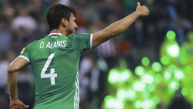 Oswaldo Alanís celebra un gol