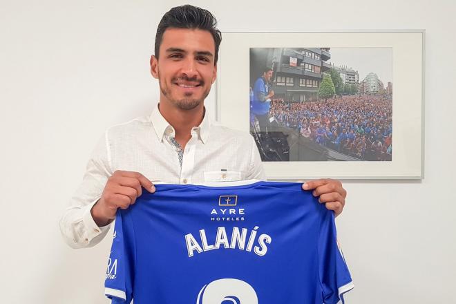 Alanís posa con la camiseta oviedista (Foto: RO).