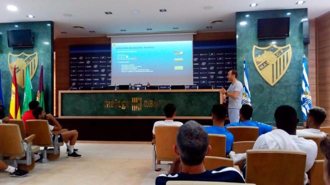 Momento de la charla de Mario Melero al Málaga CF.