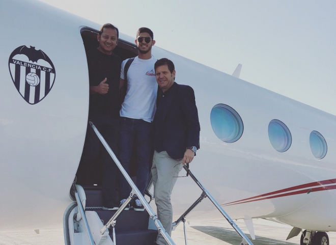 Guedes, Anil Murthy, Mateo Alemany cogen el avión camino de Valencia.