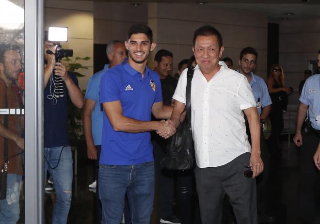 Guedes aterriza en Valencia junto a Peter Lim. (Foto: David González)