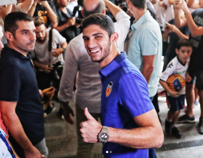 Guedes sonríe a su llegada a Valencia. (Foto: Instagram Guedes)
