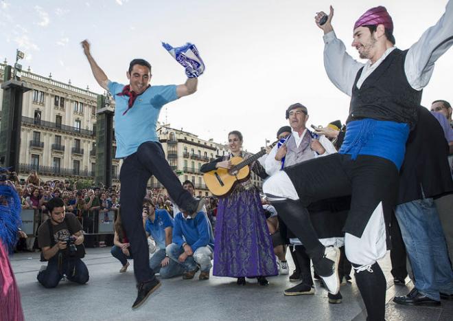 Manolo Jiménez baila la jota tras lograr la salvación (Foto: Sportyou).