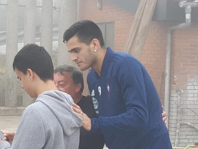 Maxi Gómez atiende a unos aficionados del Celta en A Madroa.