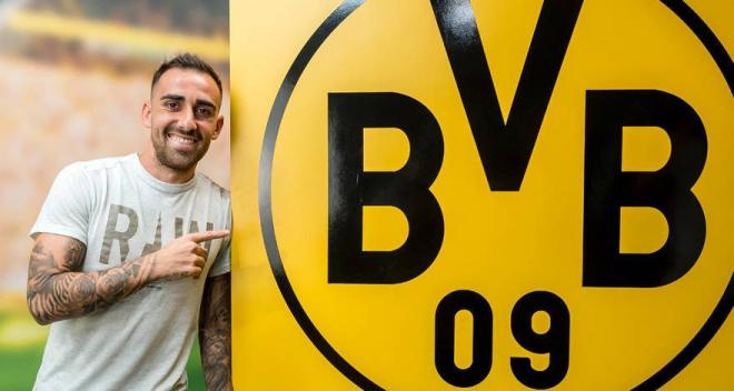 Paco Alcácer posa junto al escudo del Borussia Dortmund.