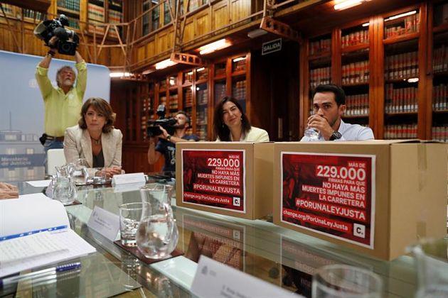 Dolores Delgado, María José Rienda y Alberto Contador posan antes de la reunión por la reforma del Código Penal.