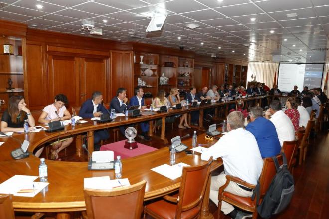 Representantes de los equipos en la reunión de la RFEF. (Foto: RFEF)