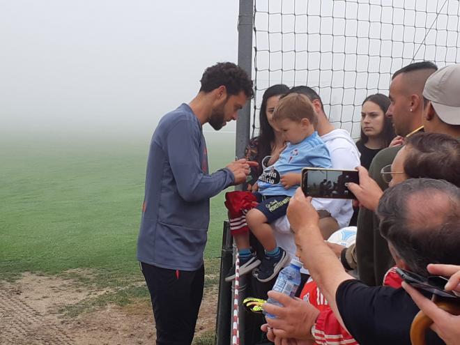 Sergio Álvarez firma autógrafos a unos aficionados del Celta en A Madroa.