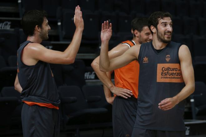 Jugadores del Valencia Basket felices en el entrenamiento. (Foto: Miguel A. Polo)