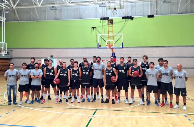 La plantilla del Bilbao Basket 2018-2019 posa antes de su primer día de trabajo