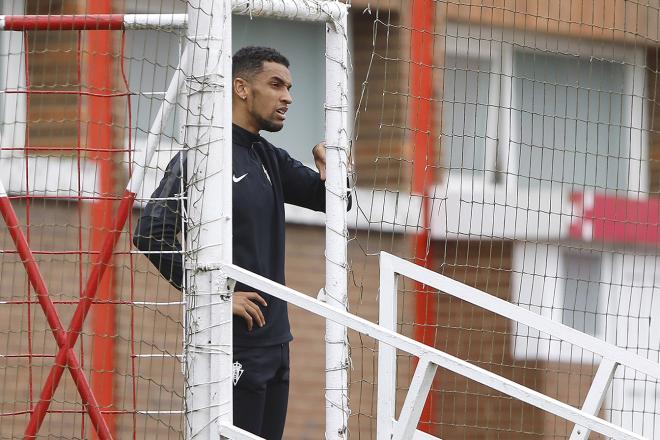 Blackman observa un entrenamiento de sus compañeros en Mareo (Foto: Luis Manso).