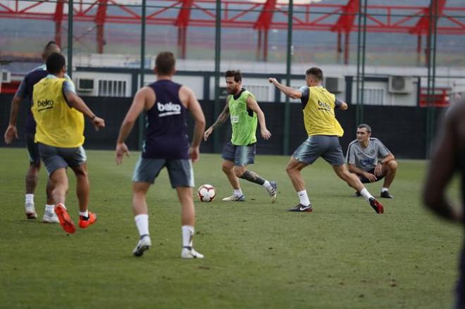 Valverde observa un entrenamiento de sus jugadores (Foto: FC Barcelona).