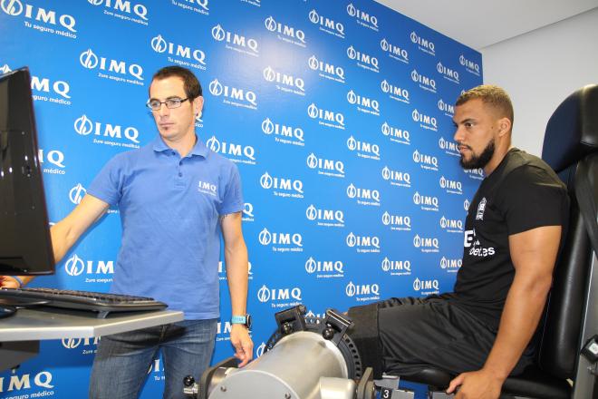 Kevin Larsen pasando el reconocmiento médico en el IMQ.