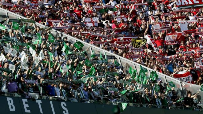 Aficionados del Betis y del Sevilla en un derbi. Será el primer partido de LaLiga tras el parón por el coronavirus.