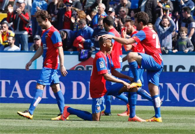 Deyverson celebran con Rossi el gol de la última victoria en el derbi.