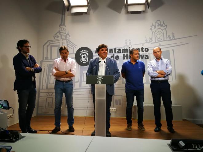 El alcalde de Huelva, Gabriel Cruz, acompañados por miembros del consejo. Foto: Nacho Ruiz