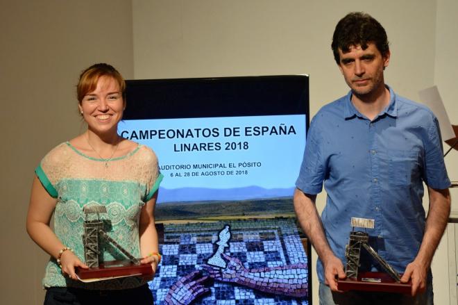 Sabrina Vega y Gabriel del Río con sus trofeos de campeones de España de ajedrez.