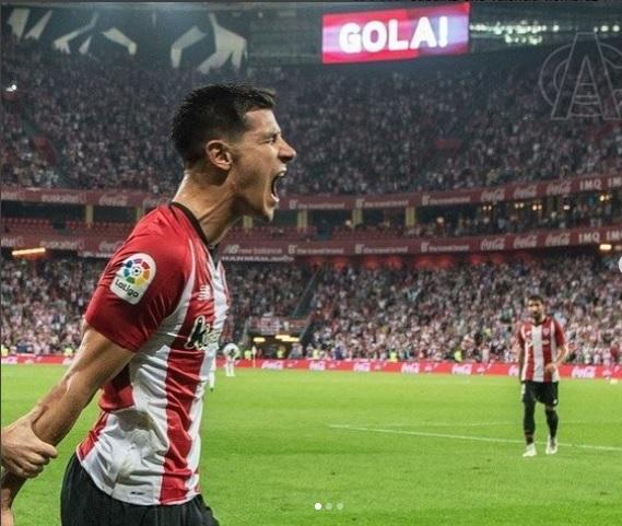 Yuri Berchiche celebra su gol al Huesca en San Mamés