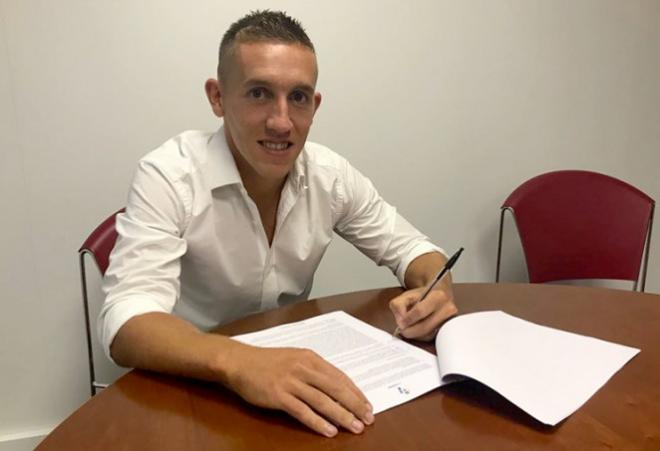 De Blasis firmando su contrato. (Foto: SD Eibar).