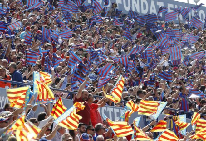 La afición en el derbi valenciano. (Foto: David González)