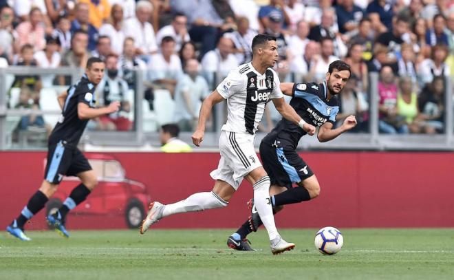 Cristiano Ronaldo conduce el balón durante un partido de la Juventus ante la Lazio.