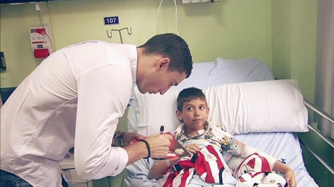 Un niño contempla en el hospital a Óscar De Marcos (Cuatro)