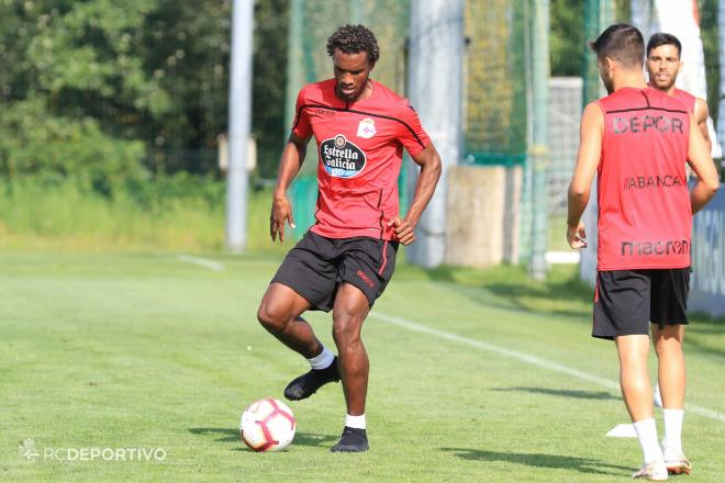 Didier Moreno, centrocampista del Deportivo, se ejercita en Abegondo (Foto: RCD).