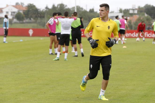 Javi Benítez durante un entrenamiento en Mareo (Foto: Luis Manso).