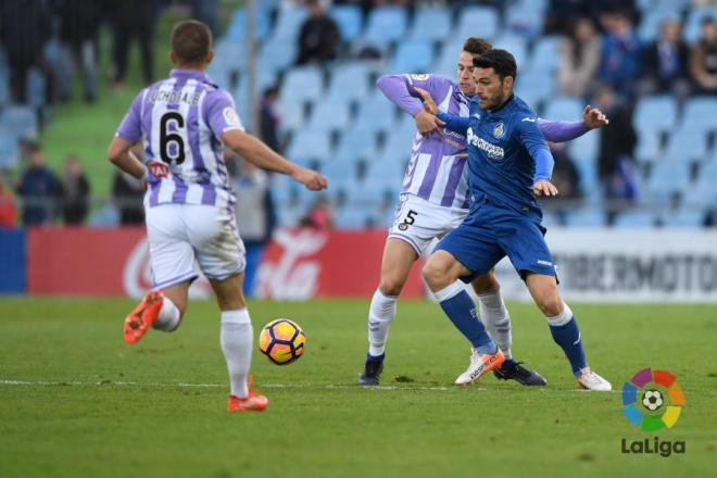 Igor Lichnovsky pugna por un balón con Jorge Molina ante Lucho Balbi en el Coliseum Alfonso Pérez de Getafe.