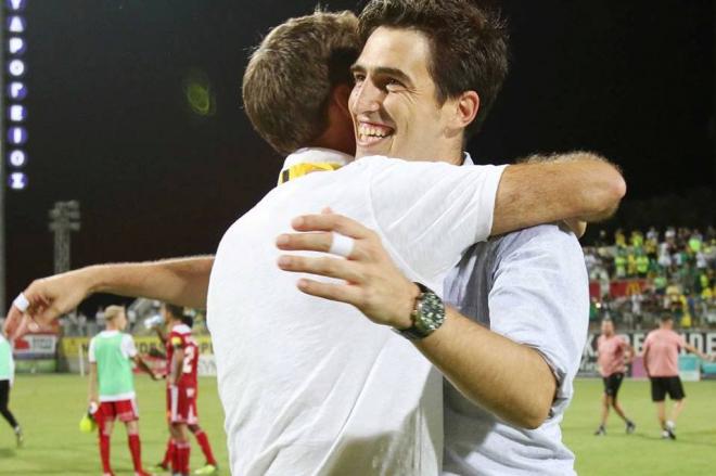 Andoni Iraola celebra el pase a la Fase de Grupos de la UEL (Foto: AEK Larnaka).