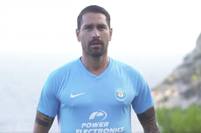 Marco Borriello posa con la camiseta de la UD Ibiza.