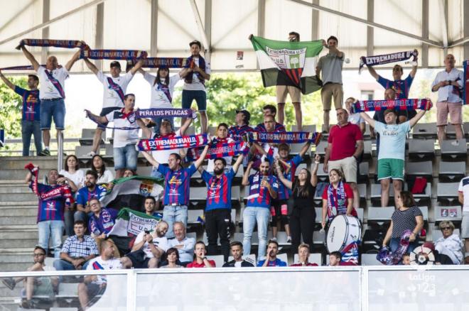 Aficionados del Extremadura en su visita al Carlos Tartiere (Foto: LaLiga).