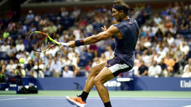 Rafa Nadal devuelve un punto durante el partido del US Open ante Pospisil.