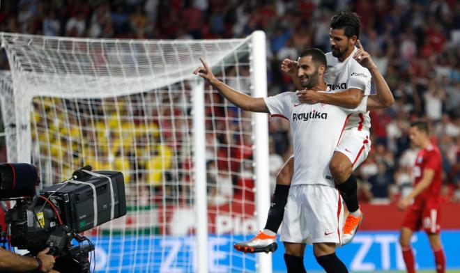 Gonalons celebra su primer gol con el Sevilla ante el Sigma Olomuc, en la Europa League (Foto: Kiko Hurtdo).
