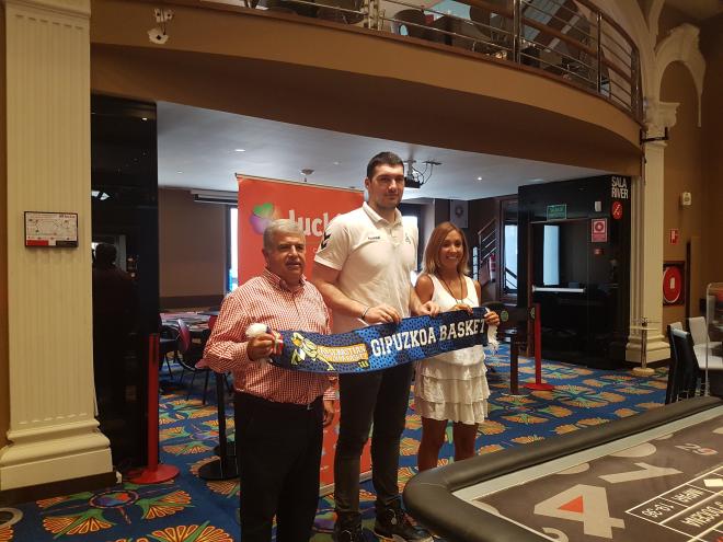 Beka Burjanadze durante su presentación. (Foto: Gipuzkoa Basket).