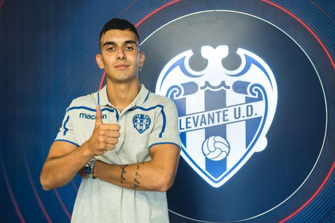 Eduardo Martínez posa como nuevo jugador del Atlético Levante. (Foto: Levante UD)