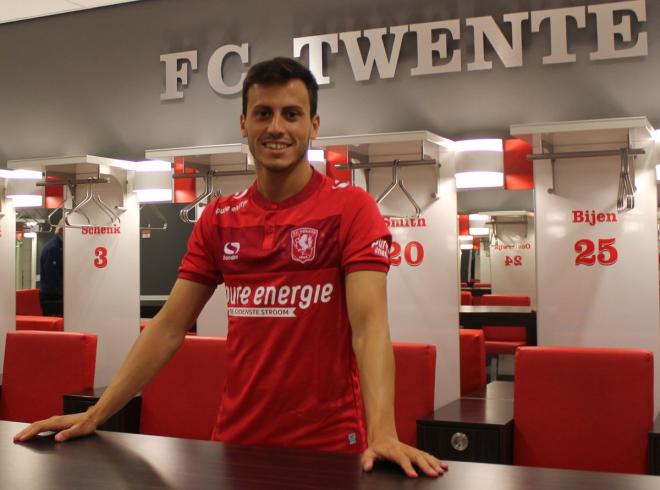 Espinosa ya luce los colores del Twente.