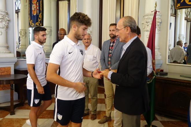 El alcalde entrega la medalla de la ciudad de Málaga a Álvaro Fernández por el ascenso a Segunda B.