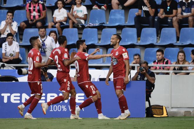 Quique y Carles Gil, entre otros, celebran el tanto del atacante (Foto: Sandra Acosta).