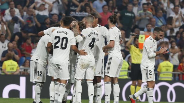 Los jugadores blancos celebran uno de los goles de Benzema en el Real Madrid-Leganés de la jornada 3.