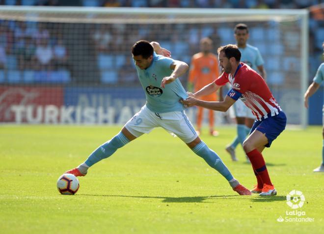 Maxi agarrado por Godin (Foto: LaLiga).