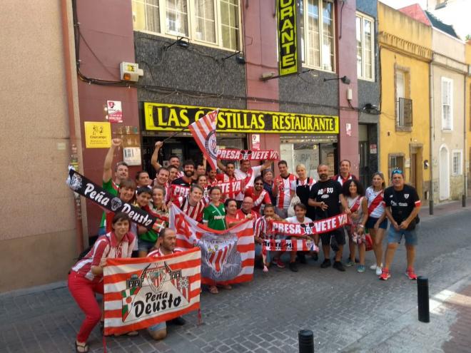 Los aficionados del Athletic Club ya por las calles de Vallecas (vía @PlanetaRayista)
