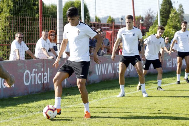 Cristian Salvador durante un entrenamiento en la Escuela de fútbol de Mareo (Foto: Luis Manso).